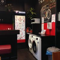 フロント奥には宿泊客が使える洗濯機とキッチンが有ります