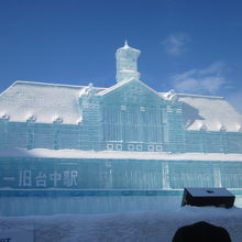 大氷像は旧台中駅舎となっていました