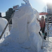 会期序盤は国際雪像コンクールの製作風景も楽しめます