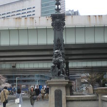 日本橋の南側の様子です。橋の上には高速道路が走っています。