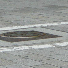 日本橋の橋の中心には、日本の各道路の原点の原標があります。