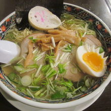 一番人気の特塩拉麺（880円）の様子