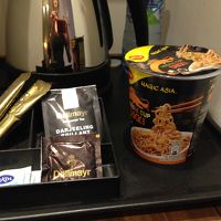 ポットとお茶のセット。（カップ麺は別）