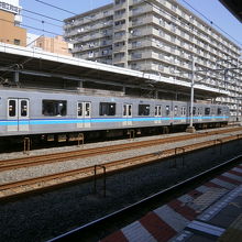 葛西駅は快速は止まりません。