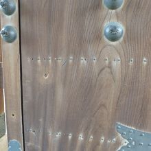 山門に残る銃弾の跡