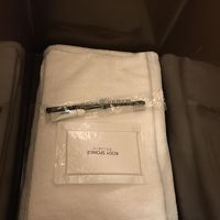 冷蔵庫の上にかごがあり、タオルとアメニティ