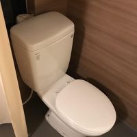 トイレは目の前のガラスと距離が近い