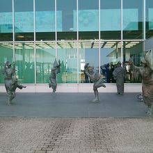 空港外にある阿波踊り像