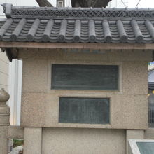 日本橋由来記の碑の全体像です。右下の石碑は、別でしょうか？