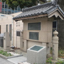 日本橋由来記の碑と左右の欄干です。前の石碑は、別でしょう。