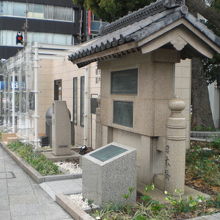 日本橋由来記の碑の直前の石碑は、色が別なので、別物でしょう。