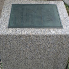 日本橋由来記の碑の直前の石碑には、関連する解説がありません。