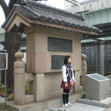 日本橋由来記の碑には、多数の観光客が訪れ、見学しています。