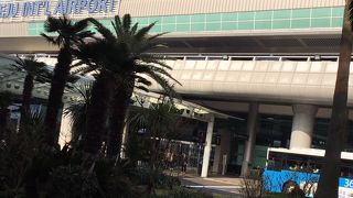 コンパクトな空港。鉄道がないのでスッキリしています。