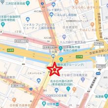 日本橋滝の広場は、日本橋の南東にあります。川沿いのすぐ傍です