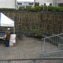 滝の広場の東側には、広場の名称通り、滝の流れがあります。