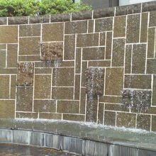 滝の広場の東の壁からは、水の流れが、滝のようになっています。