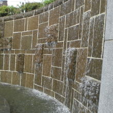 滝の広場の滝は、半円形になっていて、広場階段から始まります。