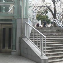 地上から滝の広場に降りるには、階段とエレベーターがあります。