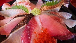 予約なしでは入れないという噂の海鮮丼屋さん