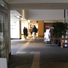 駅の西側から駅改札まで行く通り道としても便利
