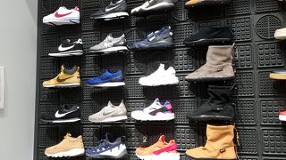 豪華なつくりのフラッグシップストア