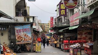 お店は少なめ。