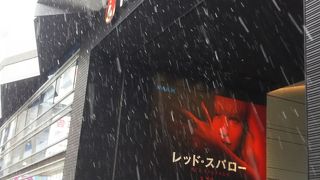 新宿の大きな映画館