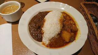 インドカレーと欧州カレーが一度に味わえる