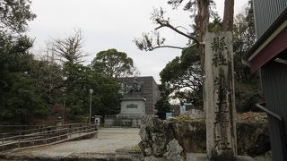 古いびた石碑が寂しく一本立っているだけです。