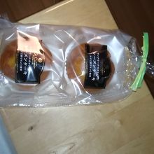 買ってきた赤ワイン入りレーズンケーキ