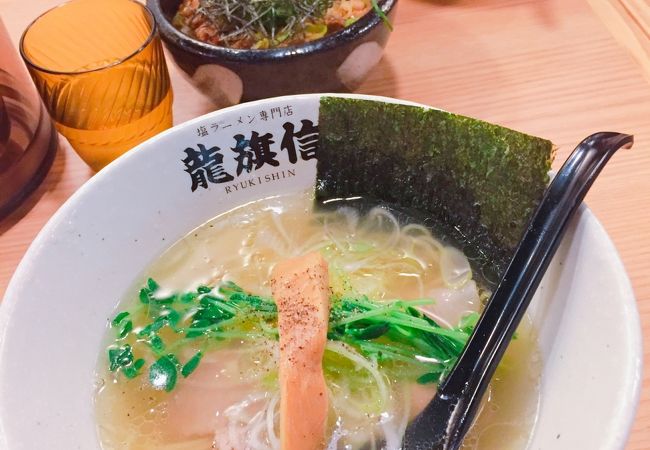 新幹線利用前にサッと食べられる!　スープの味の良い塩ラーメン!