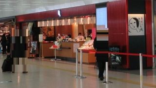 羽田空港第一ターミナル地下にあり、赤い看板ですぐに見つかりました。