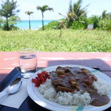 海を見ながらカレー。