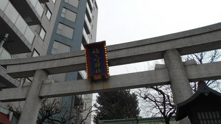 桜田通り沿いの小さな神社