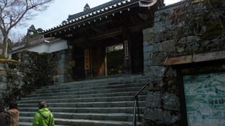 城門と見まごう頑丈な山門