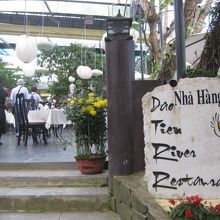 店内は白いクロスとランタンがおしゃれですよ