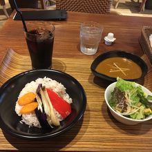 チキンカレー大盛とアイスコーヒー