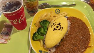 ミニオンズのカレーライスやハンバーガーが食べられます!