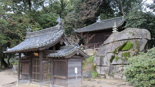 烏帽子岩があります