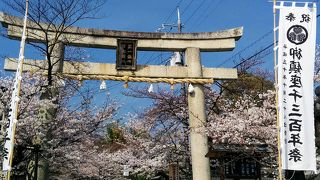 春は桜、秋は紅葉、1300年の歴史ある神社は地元の人々に親しまれています