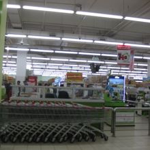 とても広くて豊富な品揃えのスーパー
