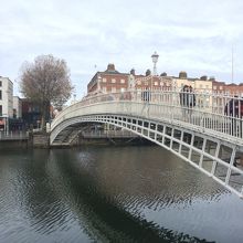 リフィー川にかかる橋、歩行者専用で無料です。