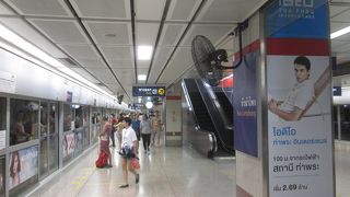 ガラス張りの安全柵が設置