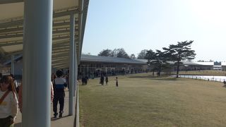 プリンスホテルと駅の間の大規模アウトレット