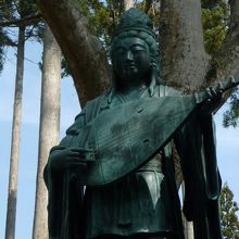 　　傾斜地にポツンと建つ