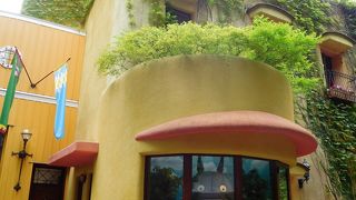 館内は童心に帰って楽しめます。屋上庭園にはロボット兵がいました。