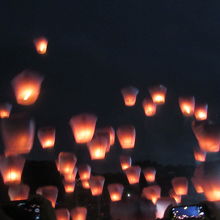 夜空に上がるランタン