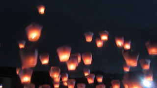 夜空に舞い上がるランタンは幻想的