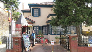 低いレンガ塀が開放的です